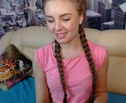 wowkatina is a 18 year old female webcam sex model.