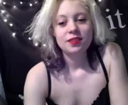 novasin is a 21 year old female webcam sex model.