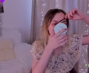 fox_glove is a 19 year old female webcam sex model.