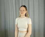 sweetycom is a 18 year old female webcam sex model.
