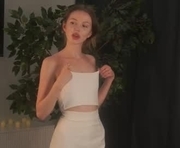 veiled_beauty is a 18 year old female webcam sex model.