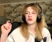 cuddle_babe is a 18 year old female webcam sex model.