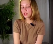 emmyleri is a 18 year old female webcam sex model.