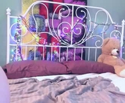 lunar_sofia is a 20 year old female webcam sex model.
