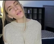sweetyhooney is a 27 year old female webcam sex model.