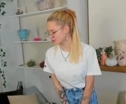 cateappleberry is a 18 year old female webcam sex model.