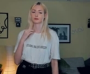 loradimmick is a 18 year old female webcam sex model.