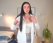 slimphony is a 19 year old female webcam sex model.