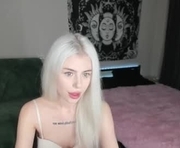 red_qwe is a 18 year old female webcam sex model.