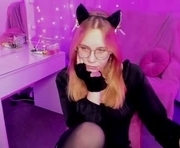 endlesssmilee is a 19 year old female webcam sex model.
