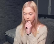 dollyady is a 18 year old female webcam sex model.