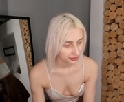 udelecrosier is a 18 year old female webcam sex model.