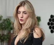 lipsnberry_ is a 18 year old female webcam sex model.