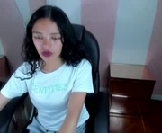 noah_smiths is a 18 year old female webcam sex model.