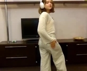 clementinaaures is a 18 year old female webcam sex model.