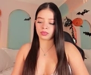 naomihill21 is a 21 year old female webcam sex model.