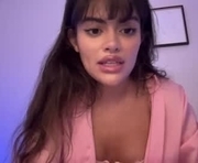 poutyselena is a 18 year old female webcam sex model.