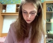 quennacolbourne is a 18 year old female webcam sex model.