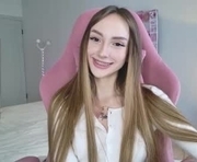 lunainnk is a 18 year old female webcam sex model.