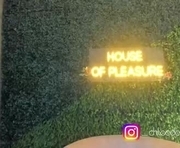 chloe_dee_ is a 26 year old female webcam sex model.