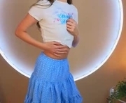 auriboss is a 18 year old female webcam sex model.