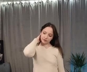 luis_wood is a 18 year old female webcam sex model.