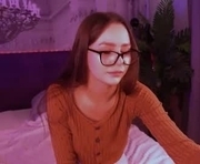 dinaxmoor is a 19 year old female webcam sex model.
