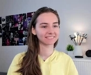 approche_toi_petite is a 18 year old female webcam sex model.