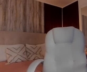 missprada is a 19 year old female webcam sex model.