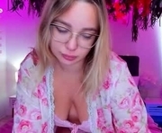 evastil is a 21 year old female webcam sex model.