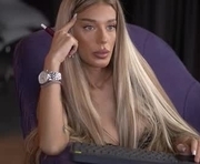 ellieredd is a 29 year old female webcam sex model.