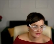 lauradavidsons is a  year old female webcam sex model.