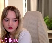 silverstill is a 18 year old female webcam sex model.