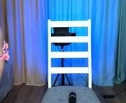 diananolla is a 18 year old female webcam sex model.