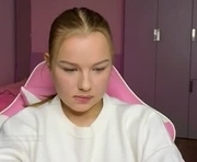 lunar_flare is a 18 year old female webcam sex model.