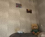 yungbusitzky is a 18 year old female webcam sex model.