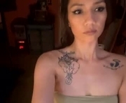 lilmamas83 is a 25 year old female webcam sex model.