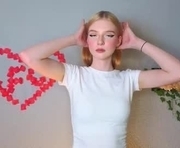 newlusty is a 18 year old female webcam sex model.