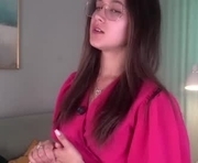 simaest is a 18 year old female webcam sex model.