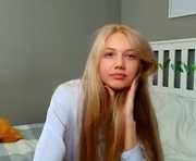 lil_tasty33 is a 21 year old female webcam sex model.