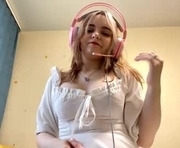 kariejenison is a 18 year old female webcam sex model.