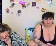 ravenellie is a 26 year old couple webcam sex model.