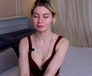 senabouthot is a 18 year old female webcam sex model.