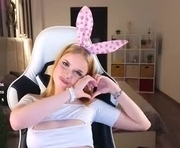 shinyluna is a  year old female webcam sex model.