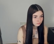 silvercoote is a 18 year old female webcam sex model.