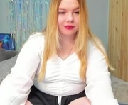 fiorensa_xo is a  year old female webcam sex model.