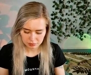 adelloyss is a 25 year old female webcam sex model.
