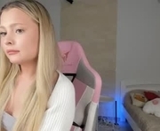 elly_aryxd is a 19 year old female webcam sex model.