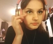 sundaysuit is a 18 year old female webcam sex model.