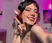fairywhore is a 18 year old female webcam sex model.
